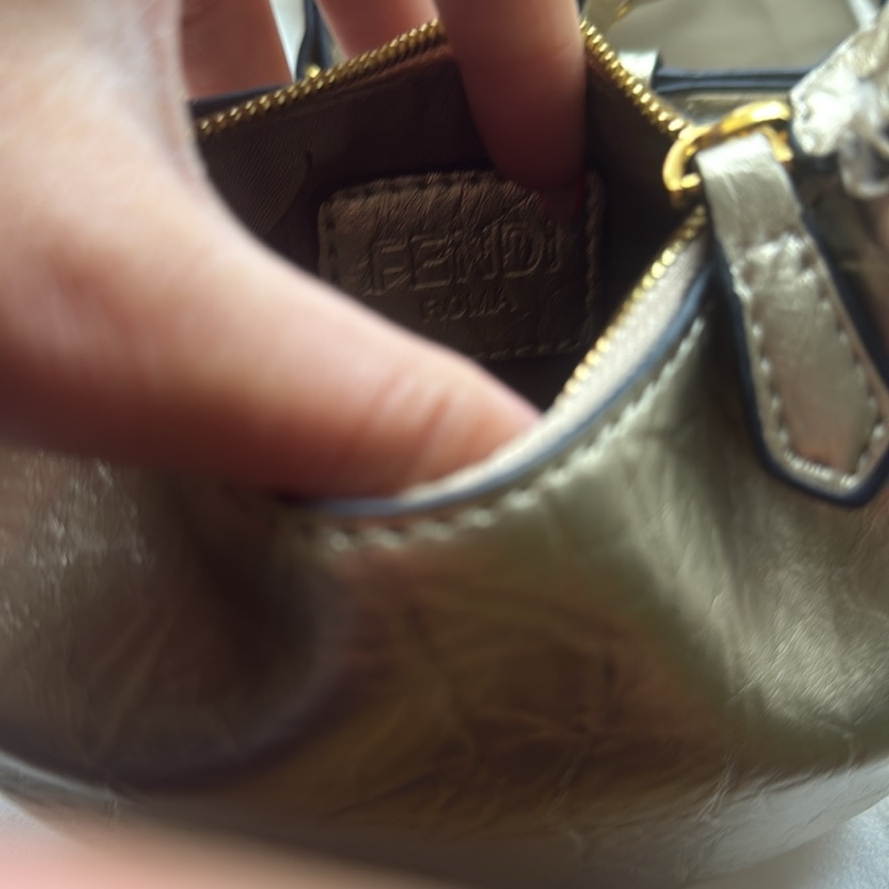Fashion inspired Gold Women's Bag with detached straps - Picture 5 of 7